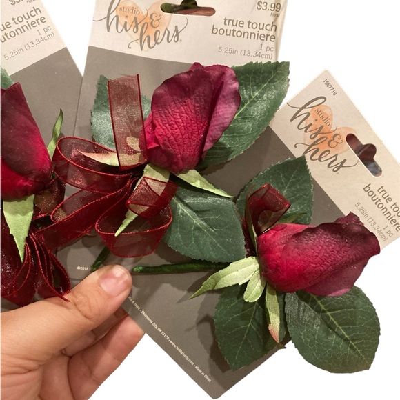 True Touch Rose Boutonniere Set of 7 - Picture 5 of 6